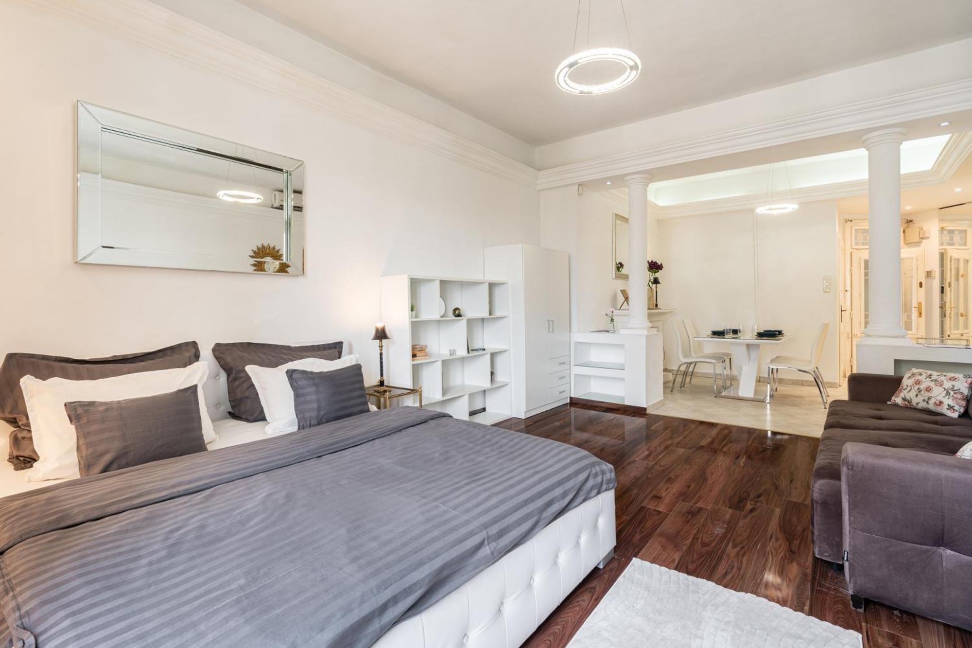 Amora Homes Basilica And Castle View Luxury Suite, Free Parking Reservation Needed Apartmán