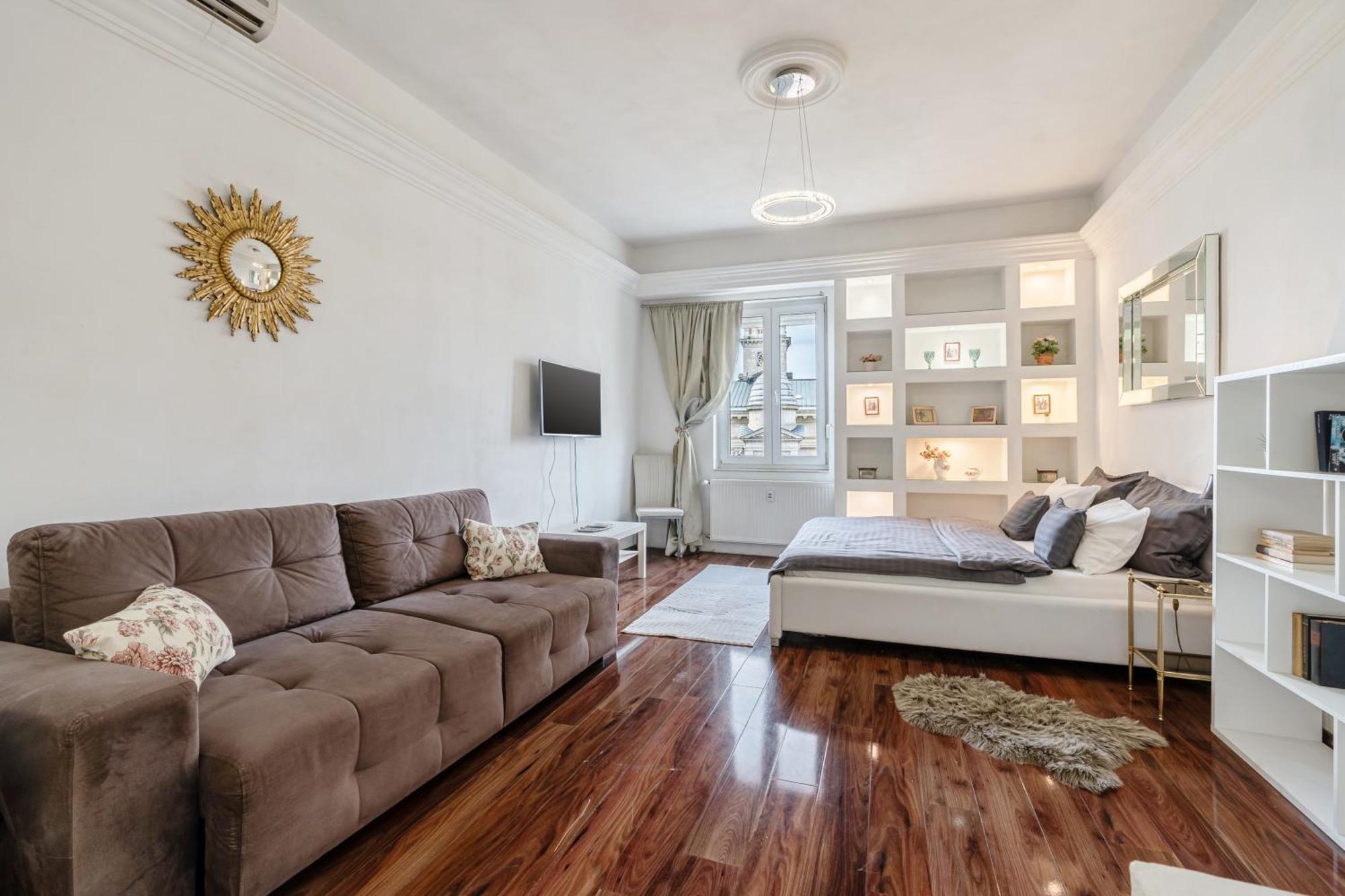 Amora Homes Basilica And Castle View Luxury Suite, Free Parking Reservation Needed Apartmán
